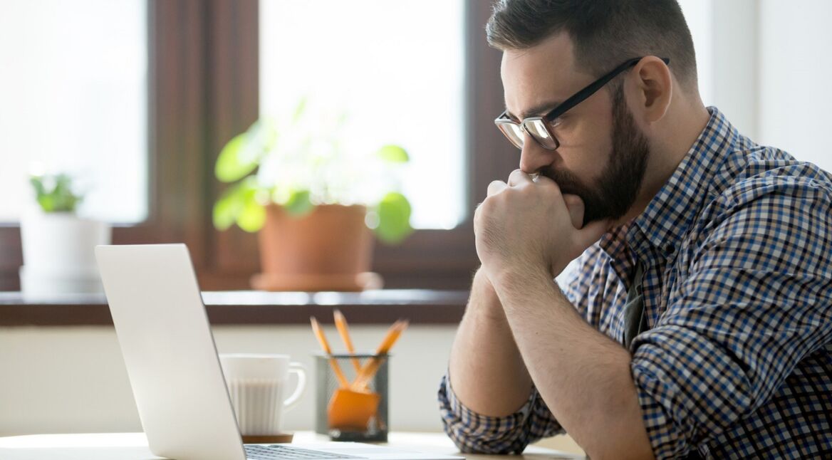 Junger Mann nutzt Word-Shortcuts