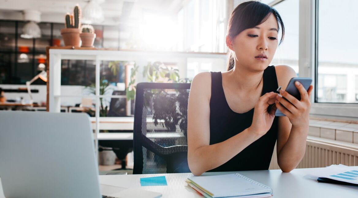 Junge Frau stattet ihren Google-Account mit der modofizierten Zwei-Faktor-Authentifizierung aus