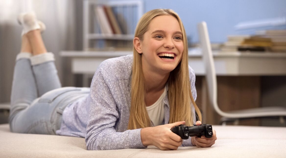 Frau spielt Assassin's Creed 3 Remastered