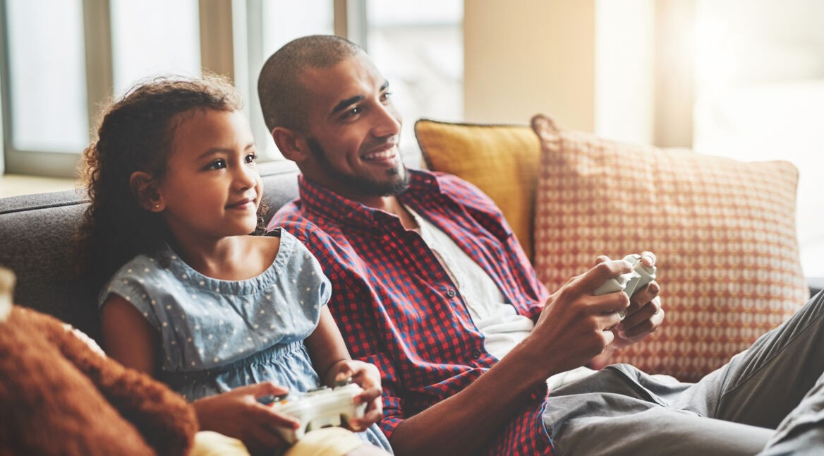 Vater und Tochter spielen Videospiele