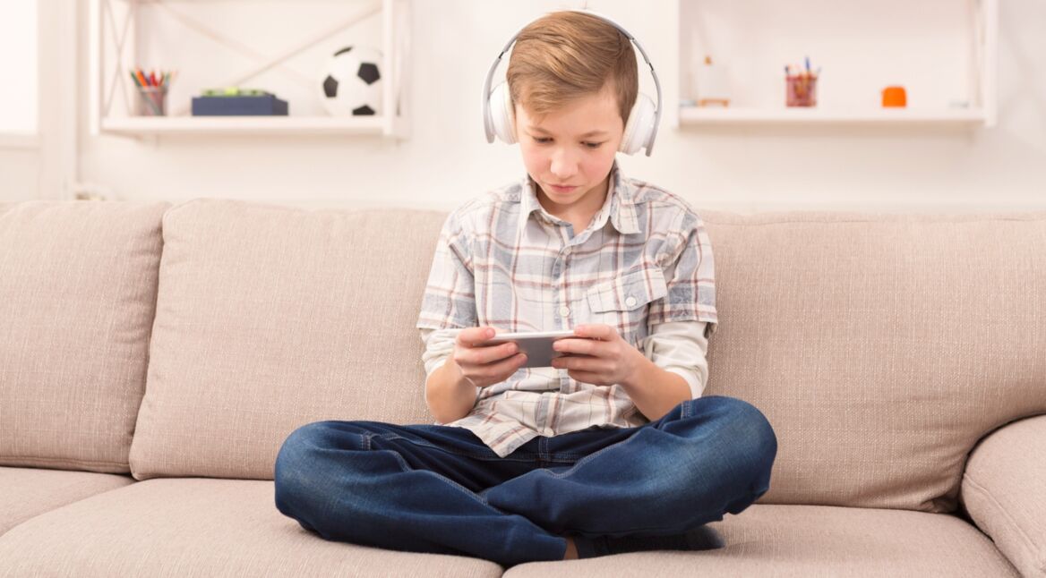 Junge spielt Forza Street auf einem Smartphone