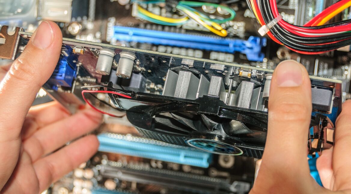 Aufgebaute Grafikkarten, um sie besser zu reinigen