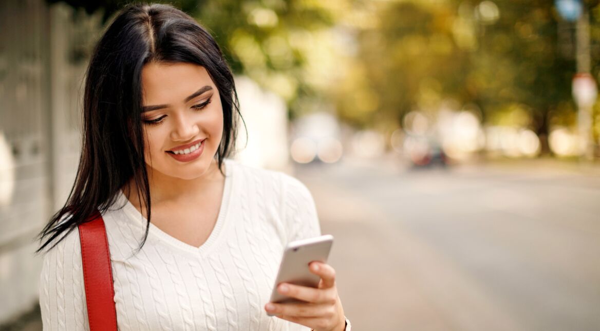 Junge Frau mit iPhone