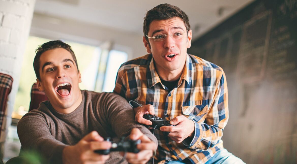 Zwei Freunde spielen Mortal Kombat 11