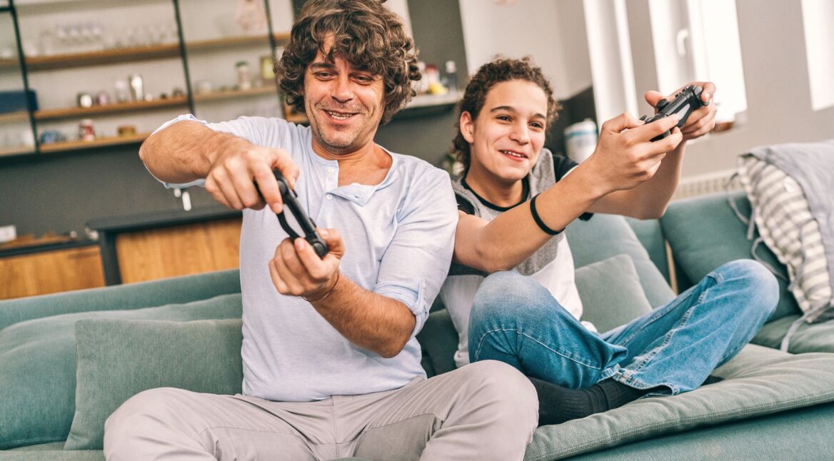 Vater und Sohn zocken PlayStation 4