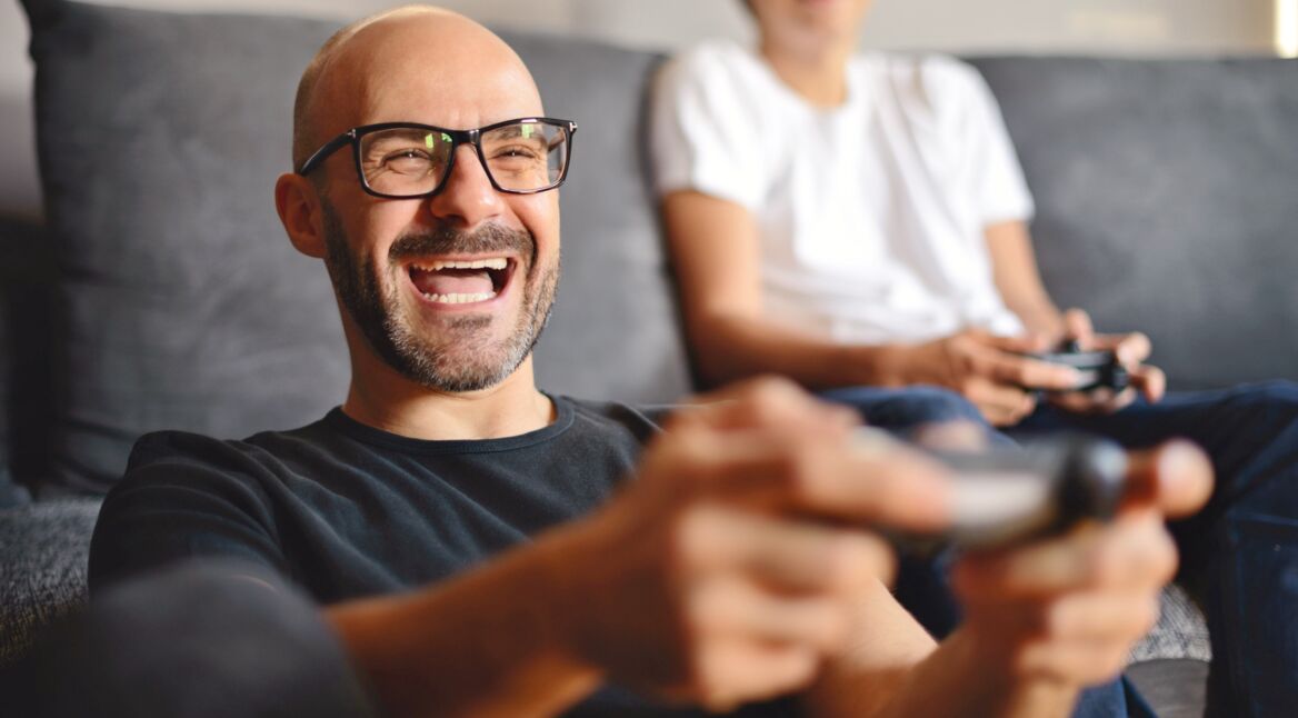 Mann spielt PS4 via PlayStation Now