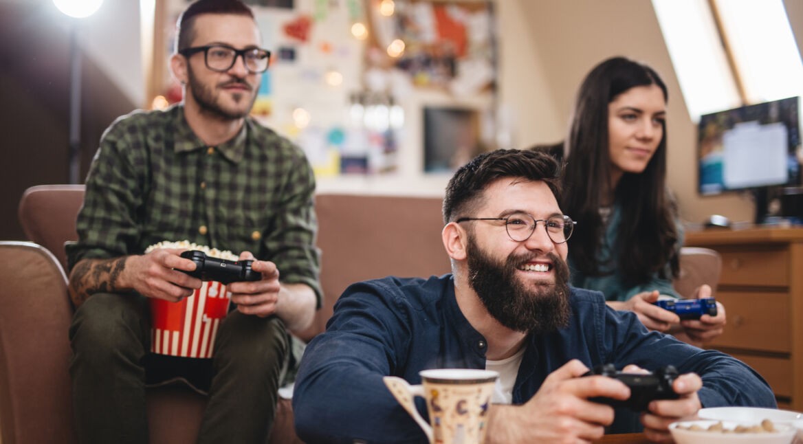 Drei Freunde zocken PS4