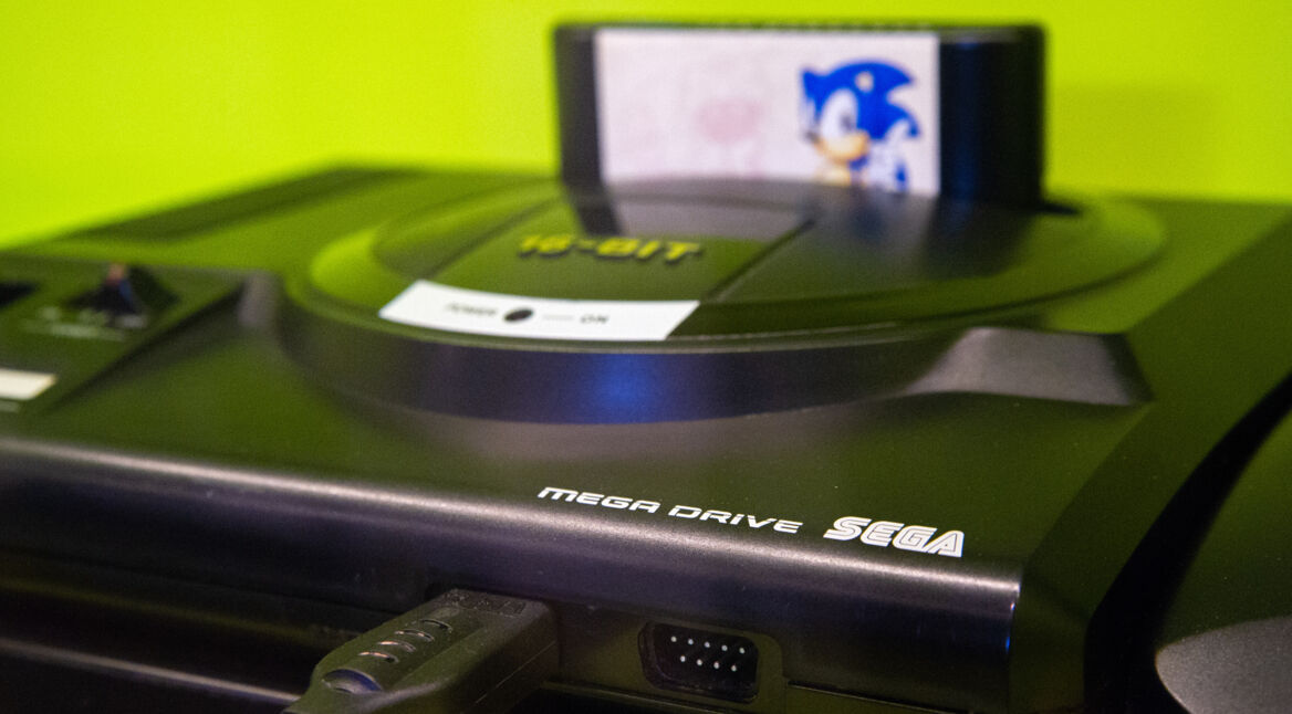 Mega Drive mit Sonic the Hedgehog