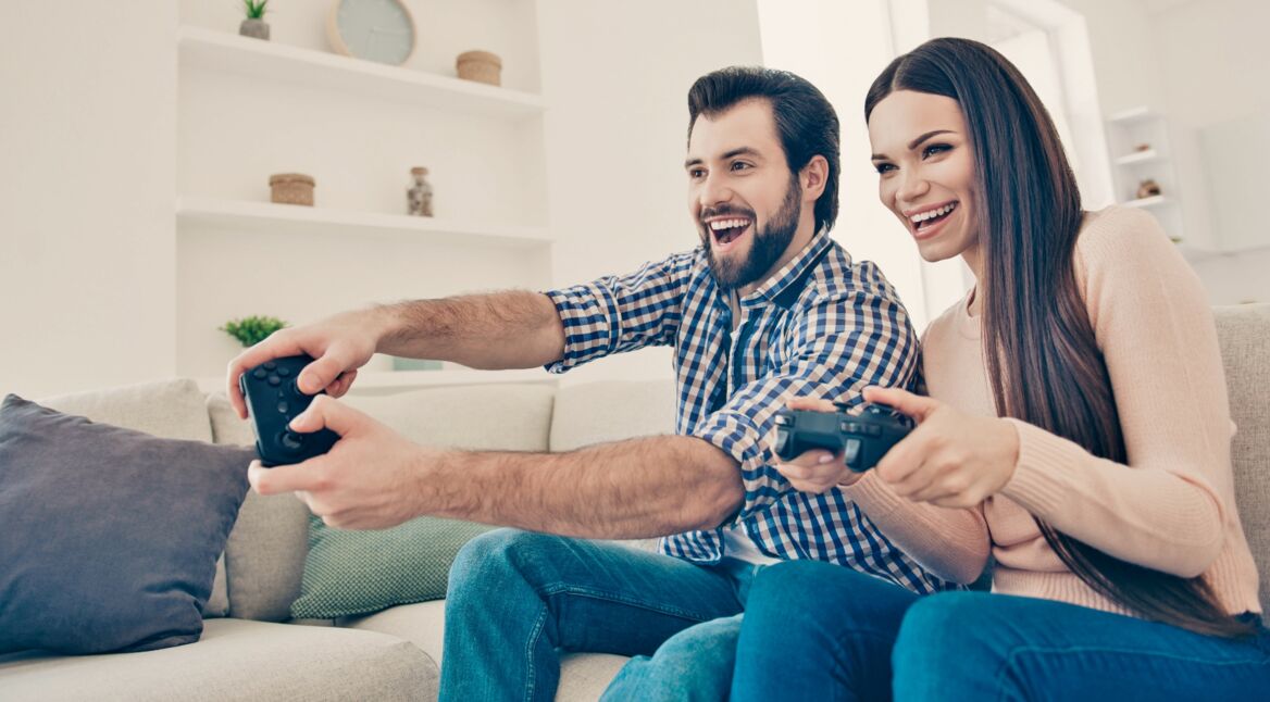 Paar spielt Xbox One X All-Digital Edition