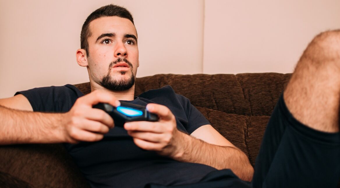 Junger Mann spielt A Plague Tale: Innocence