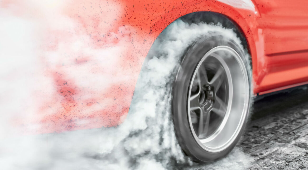 Roter Rennwagen quietscht mit den Reifen.