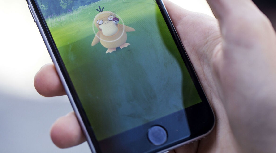Das Pokémon Enton in Pokémon Go am Smartphone einfangen.