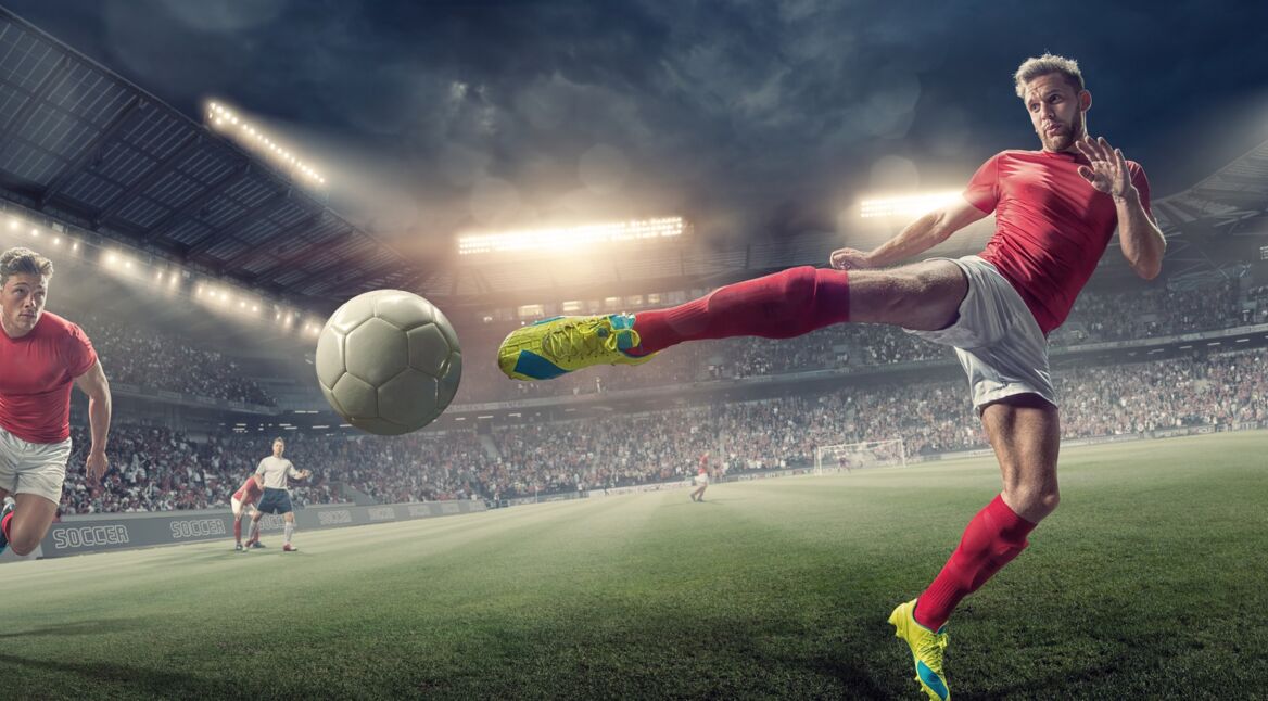 Fußballer kickt Fußball