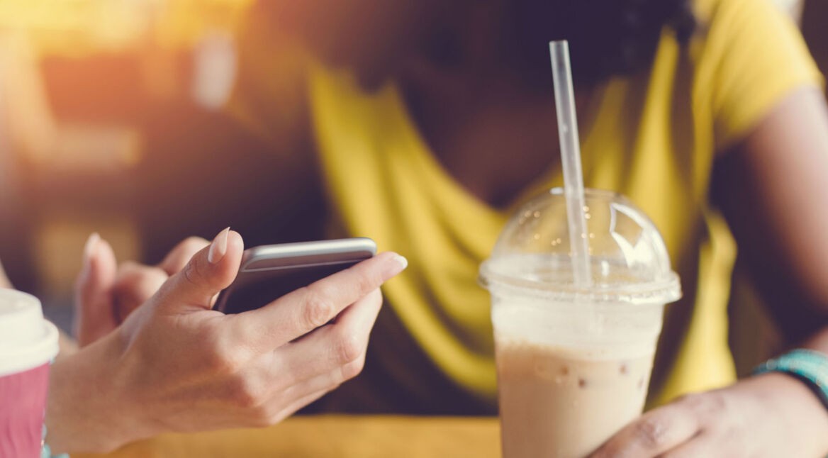 Freundinnen entdecken die neue Fortnite-Season am Smartphone.