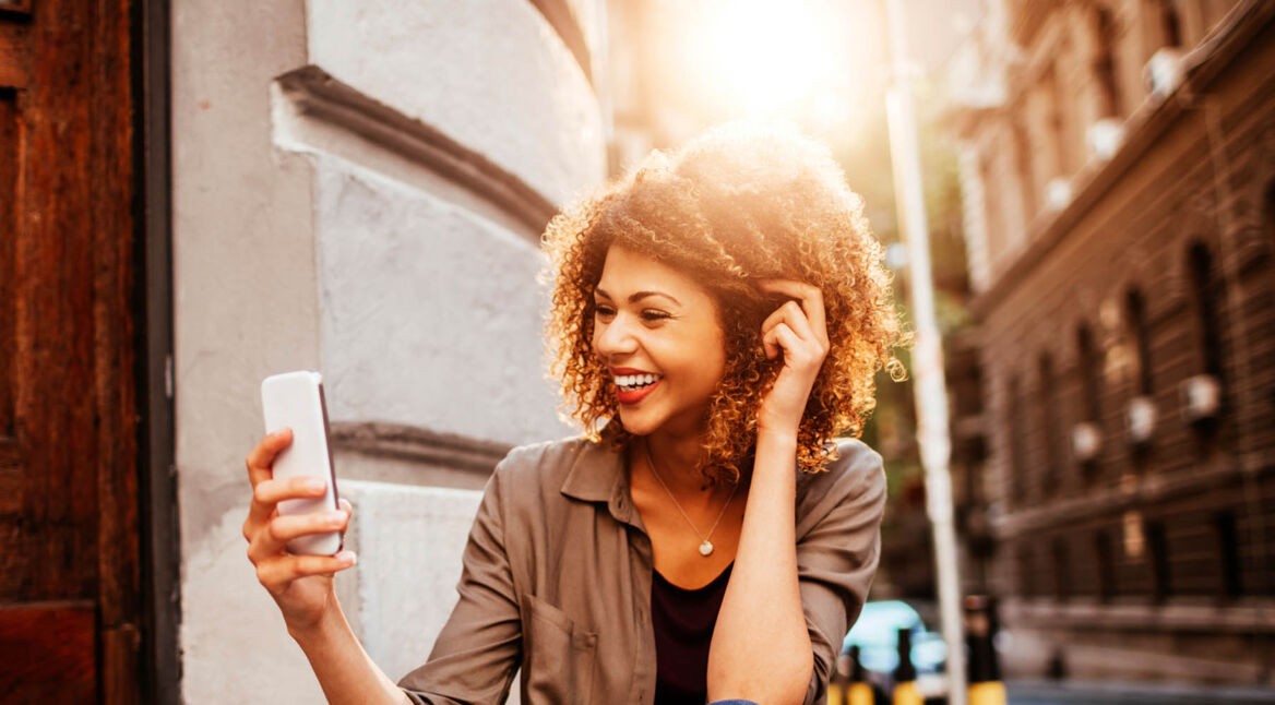 Junge Frau löscht am Smartphone ihren Google-Standortverlauf.