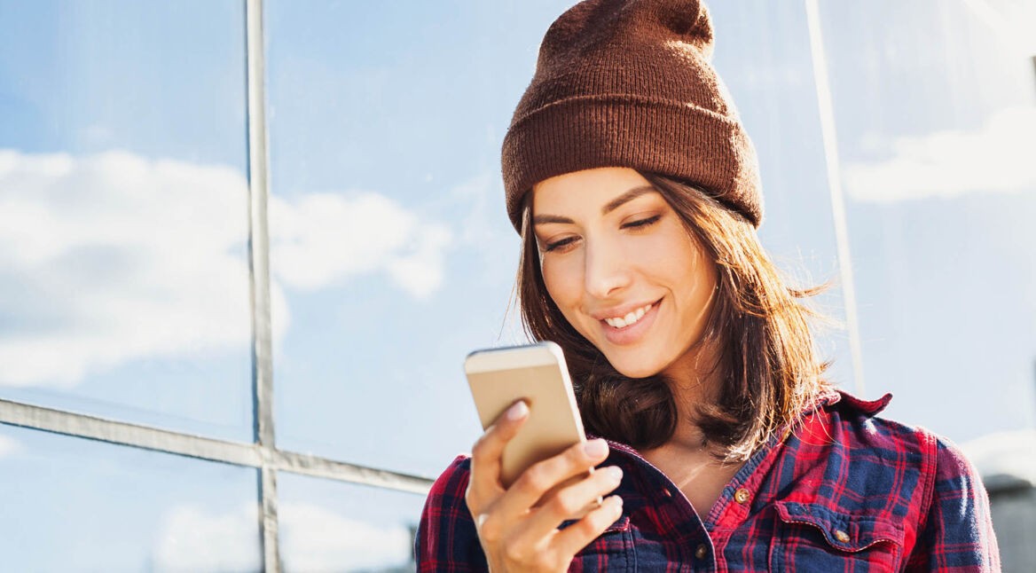 Junge Frau nutzt ein iPhone mit iOS 12.3.