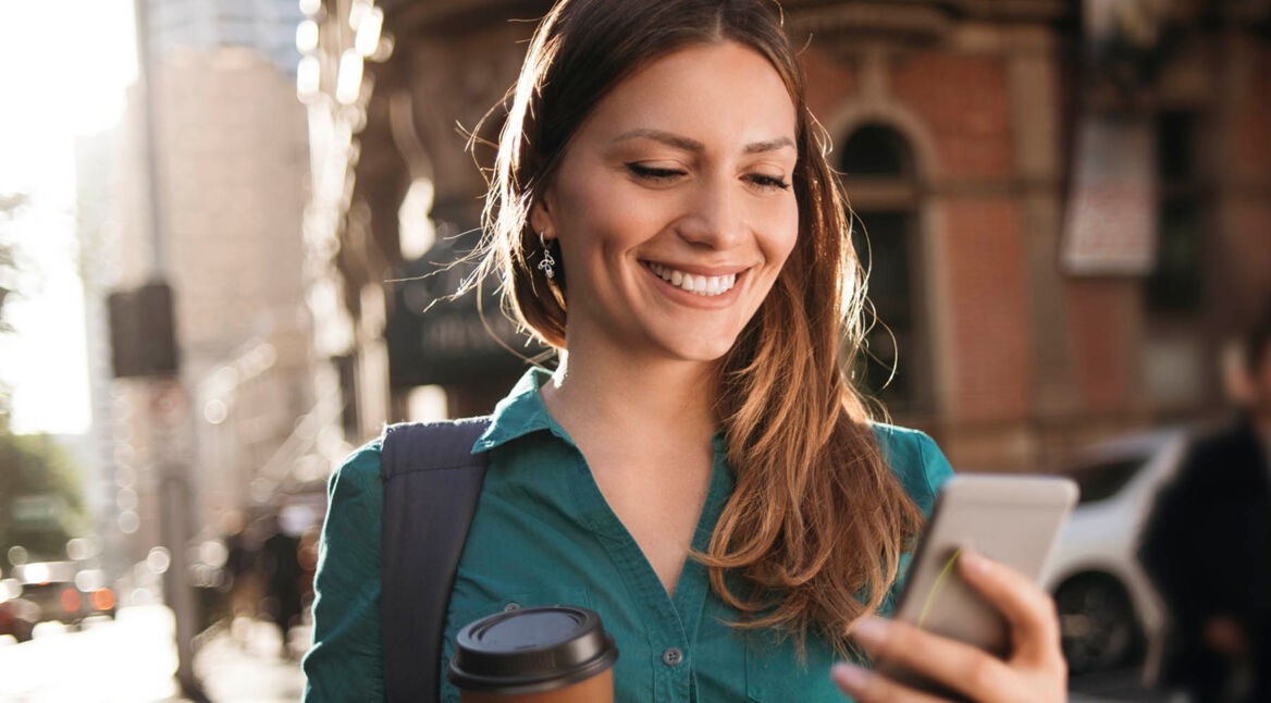 Frau verwendet die neue Android-Gestensteuerung am Smartphone.