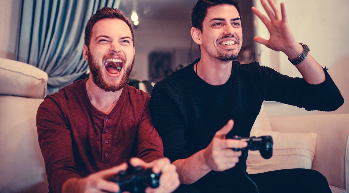 Vater und Sohn spielen Mortal Kombat 11