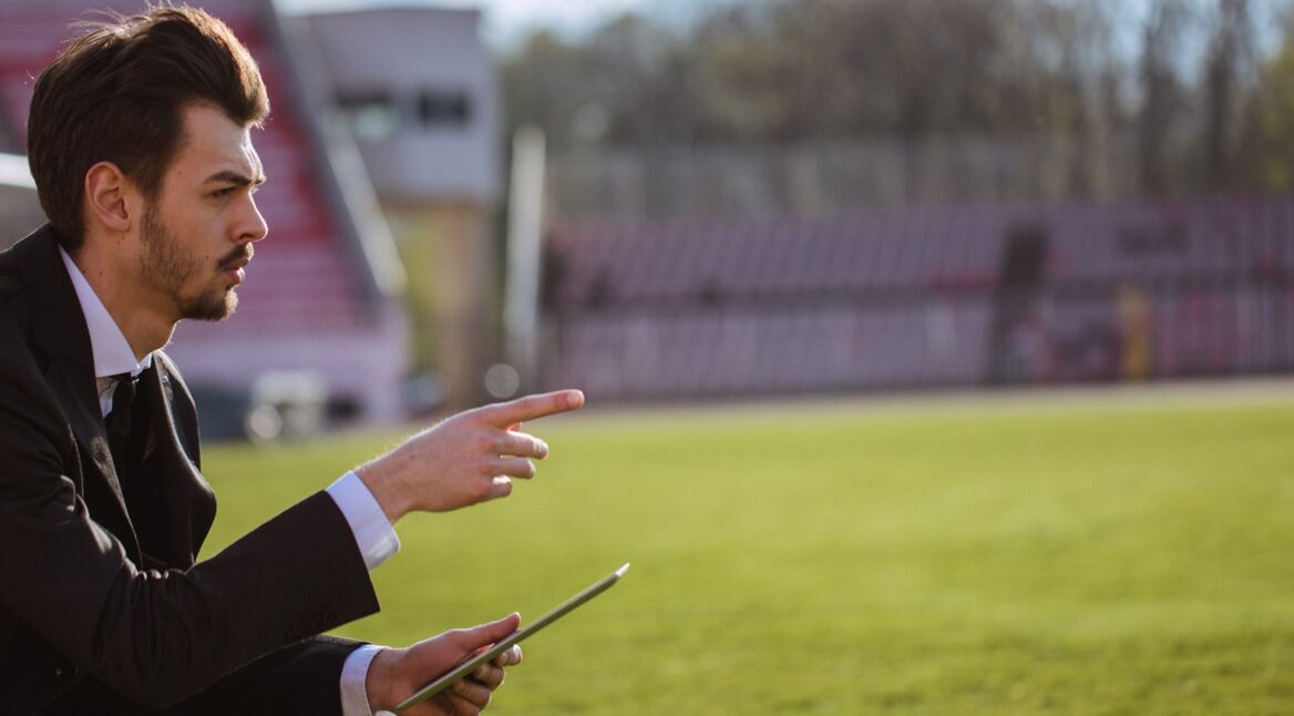 Coach probiert eine der Fußballtrainings-Apps