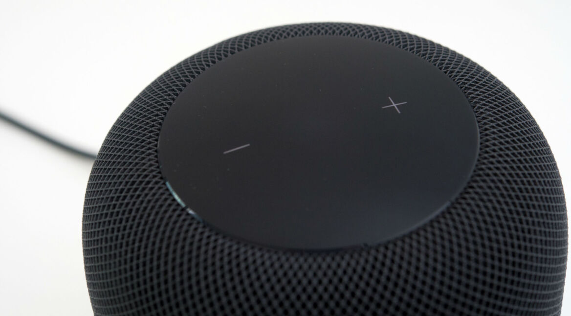 Die Lautstärketasten auf der Oberseite des Apple HomePods.