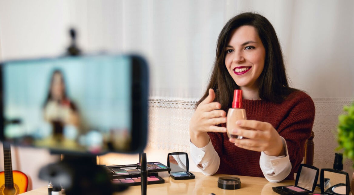 Eine junge Frau dreht ein Video mit dem Samsung Galaxy S9+