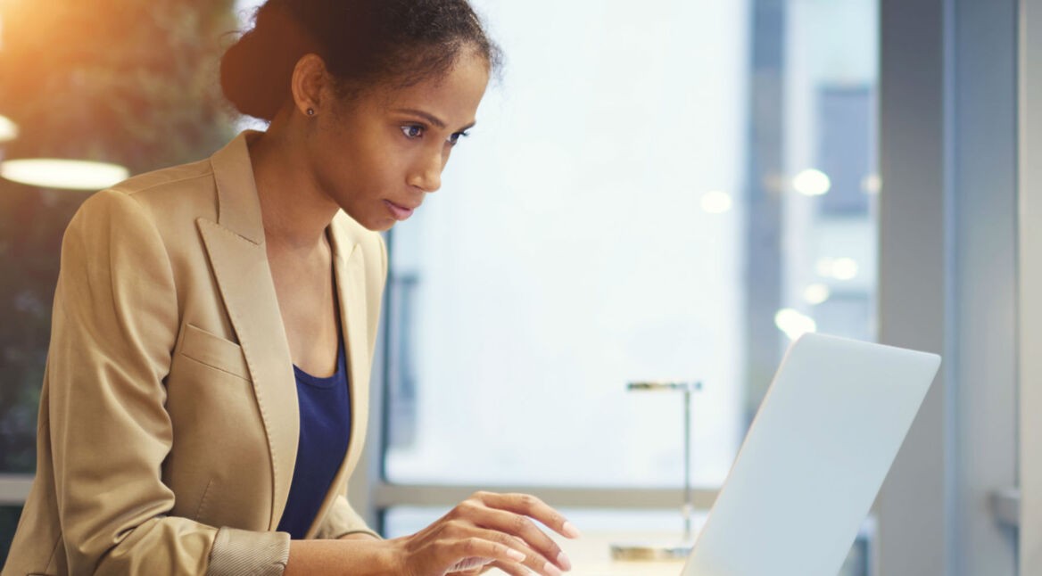 Junge Frau löst am Laptop ihr Windows-Update-Problem.