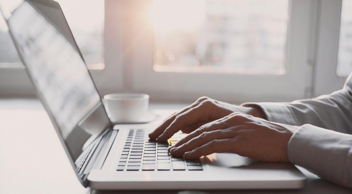 Junger Mann richtet einen Gästezugang auf dem Mac ein