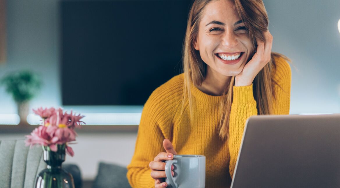 Junge Frau sitzt am MacBook Pro