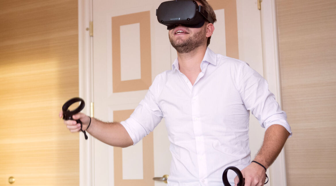 Junger Mann trägt die gereinigte Oculus Quest.