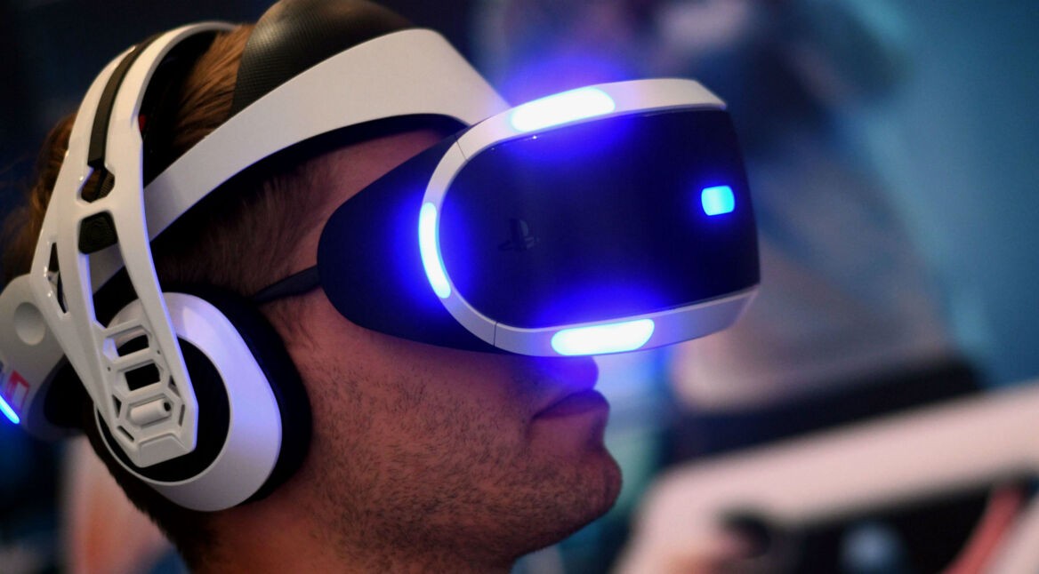 Mann trägt eine leuchtende PS-VR-Brille.