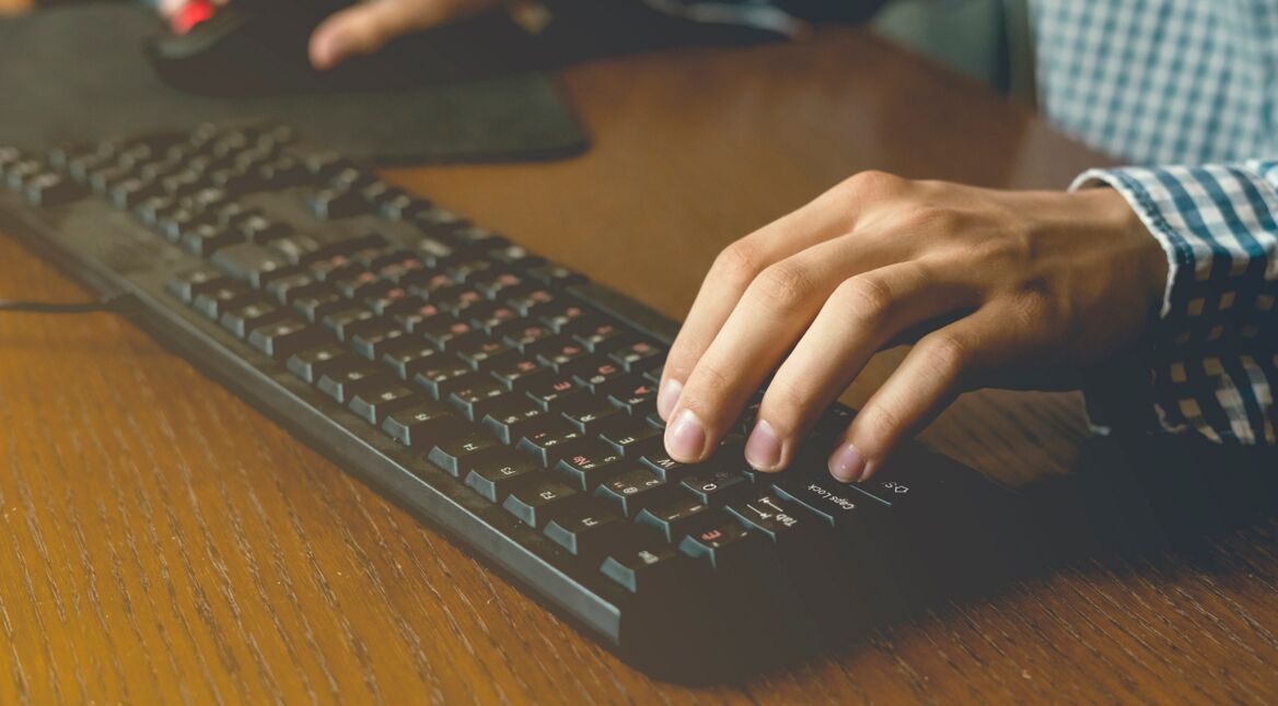 Ein junger Mann spielt Minecraft Classic auf dem Browser