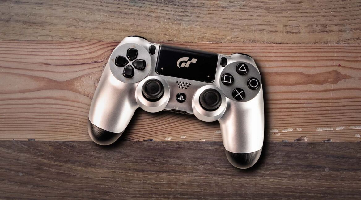 PS4-Controller liegt auf einer Tischplatte