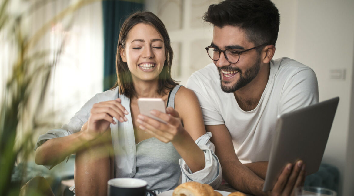 Paar beantragt am iPhone die Rückerstattung einer App