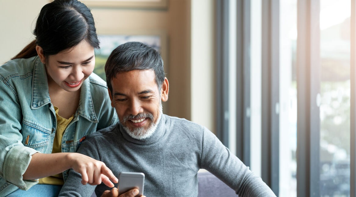 Vater mit Tochter am Smartphone