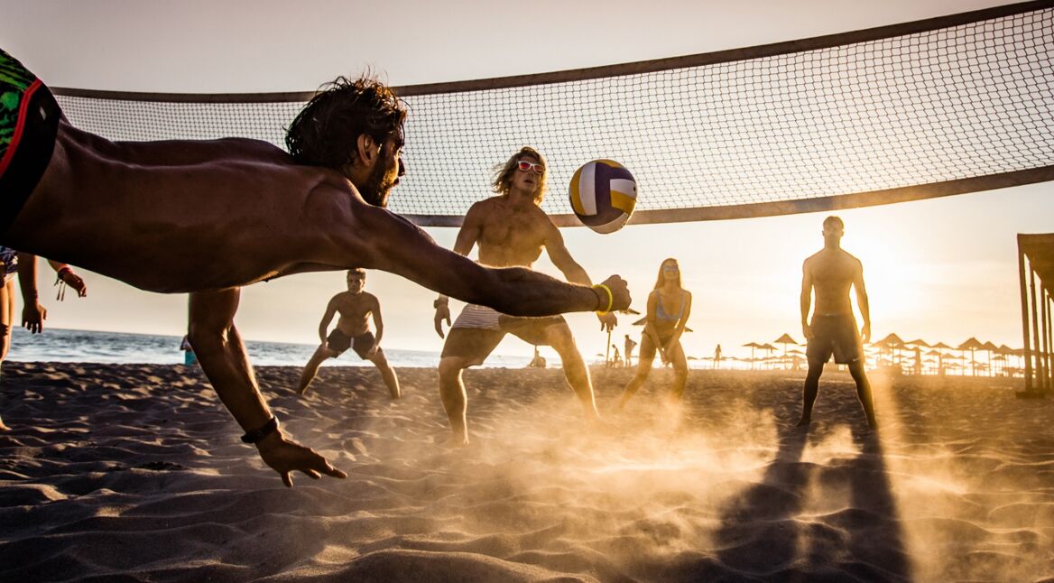 Eine Gruppe von Freunden studiert Spielzüge ein