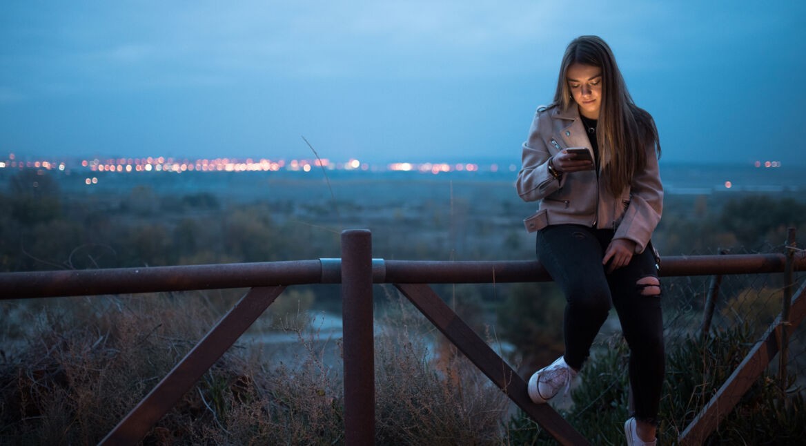 Frau nutzt Chromes Dark Mode unter Android