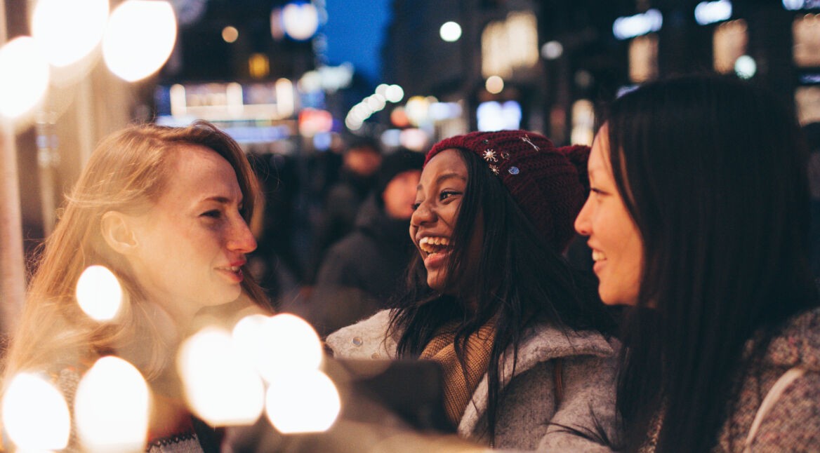 Drei Freundinnen unterhalten sich über das Galaxy Note 10