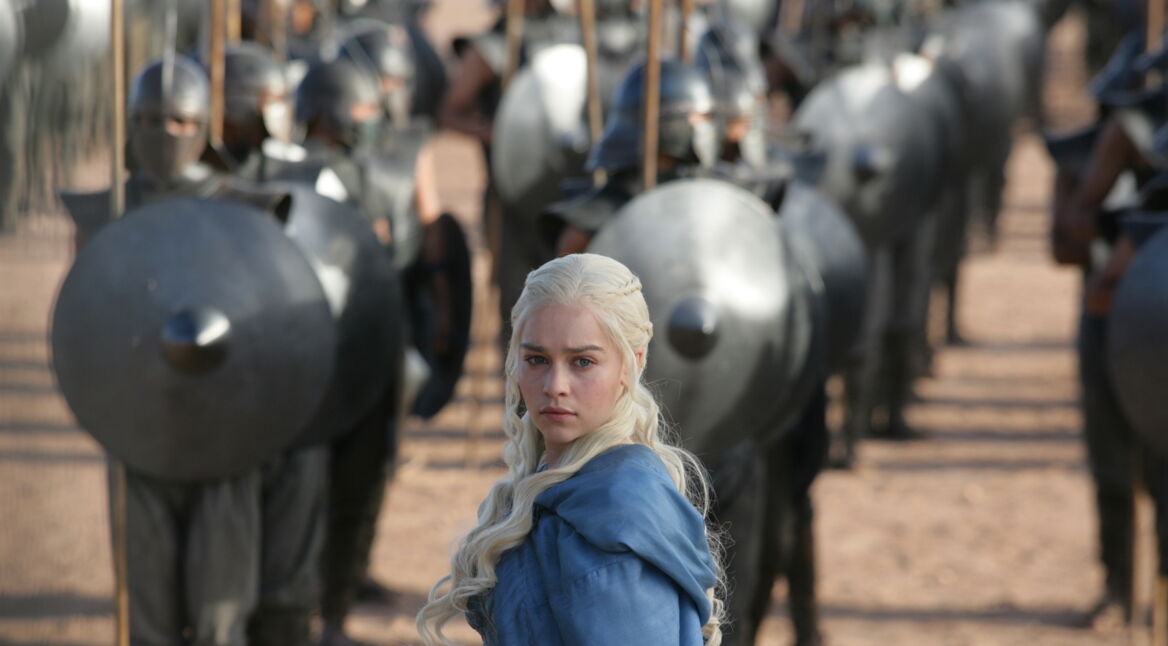 Daenerys aus Game of Thrones vor ihren Unbefleckten