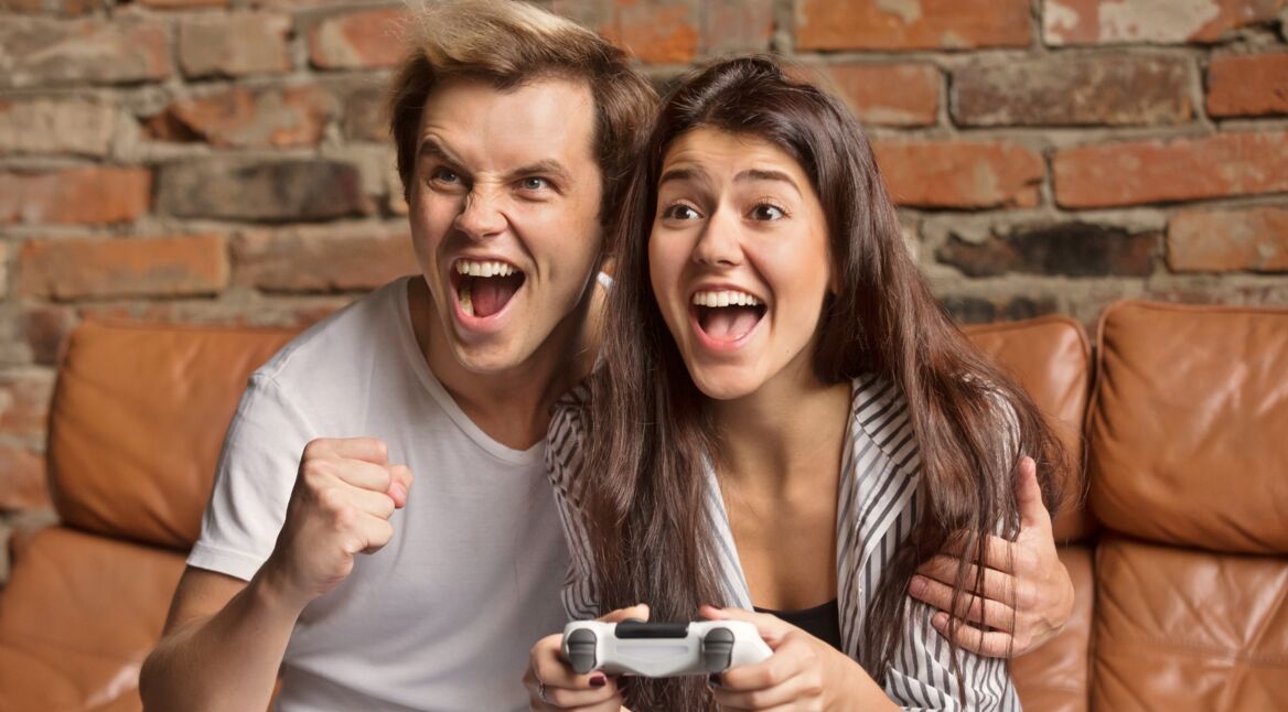 Paar spielt Call of Duty: Black Ops 4