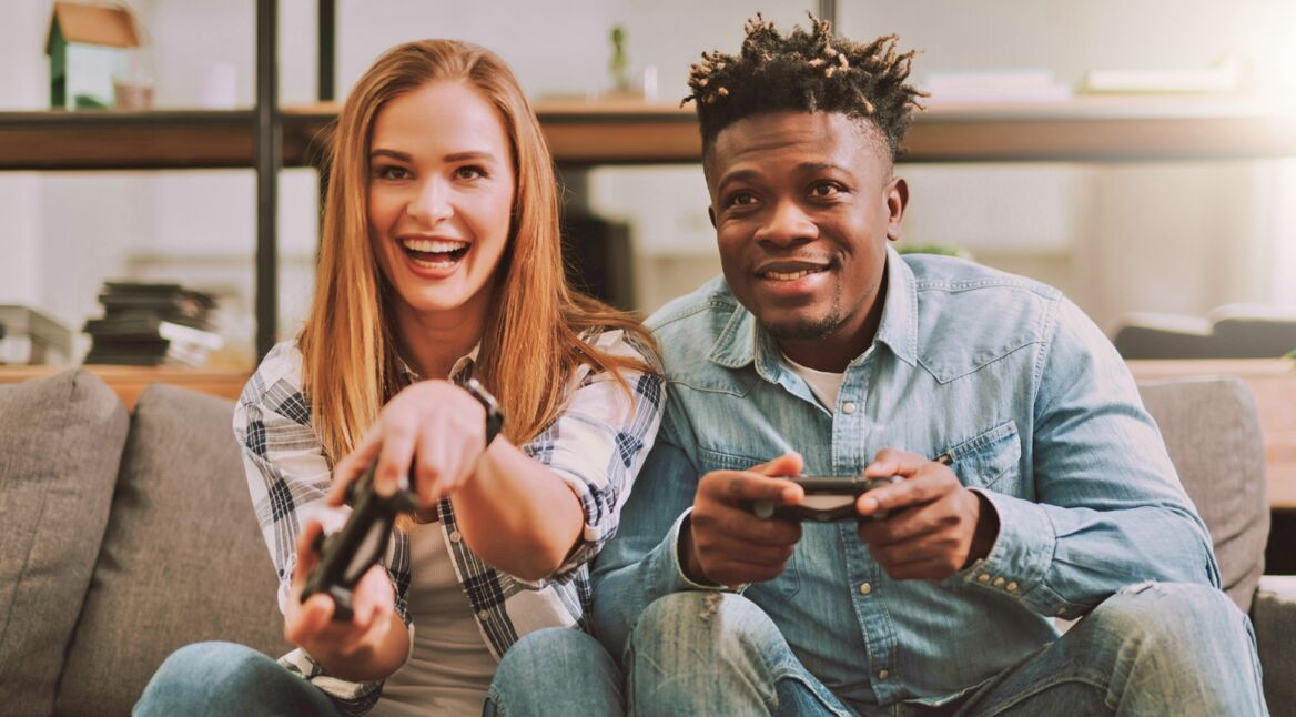 Paar spielt PS4