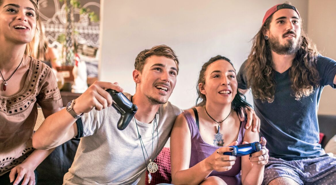 Vier Freunde spielen PS4