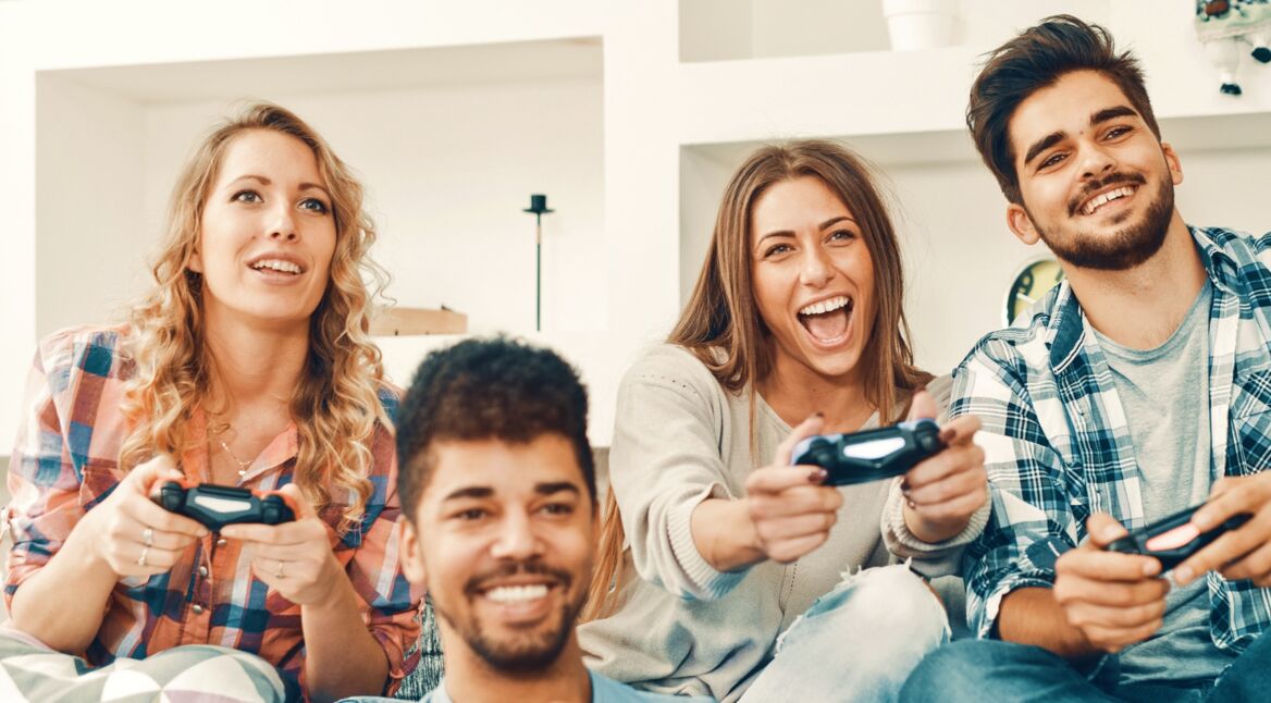 Gruppe von Freunden spielt PS Now