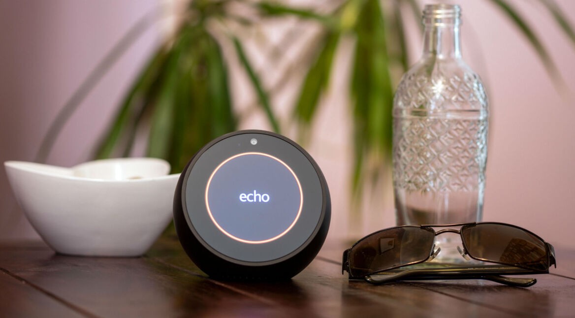 Der Amazon Echo Spot steht auf einem Tisch.