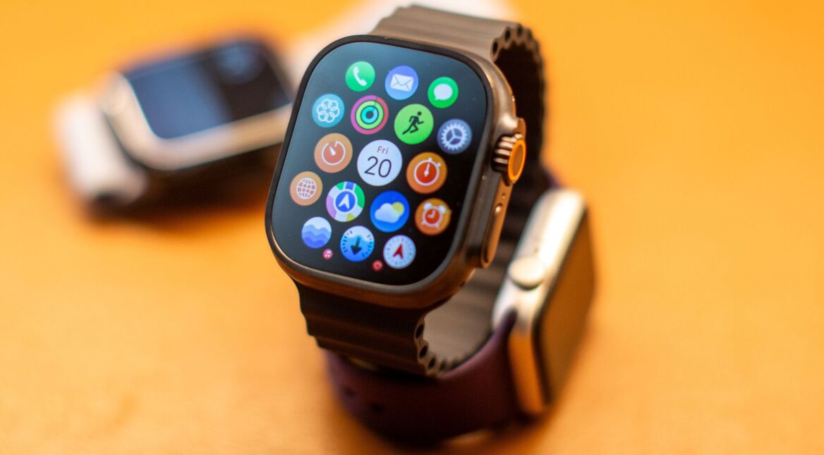 Modelle der Apple Watch Series 10 sind auf einem Tisch ausgestellt