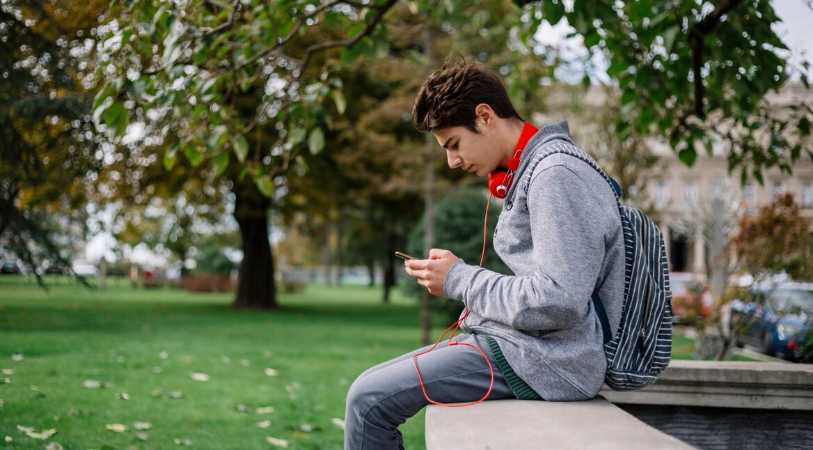 Teenager spielt Dota Underlords