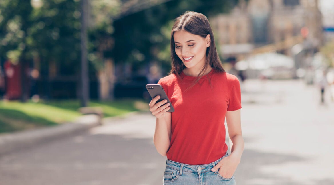 Junge Frau hat ihr verlorenes iPhone dank Offline-Tracking wiedergefunden.