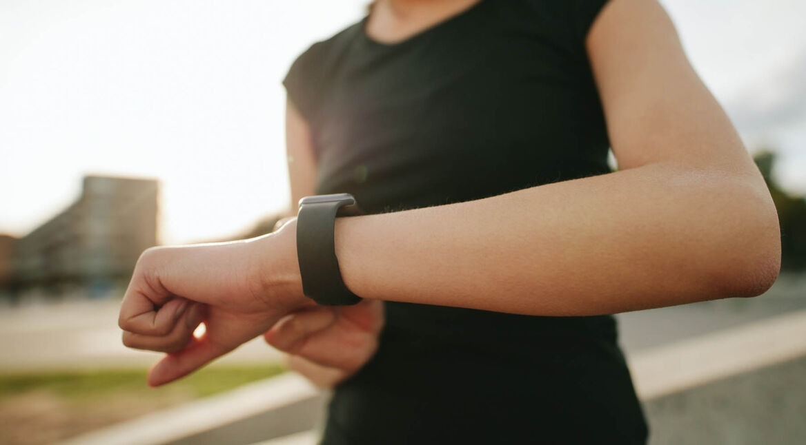 Frau nutzt die Zoom-Funktion an der Apple Watch.