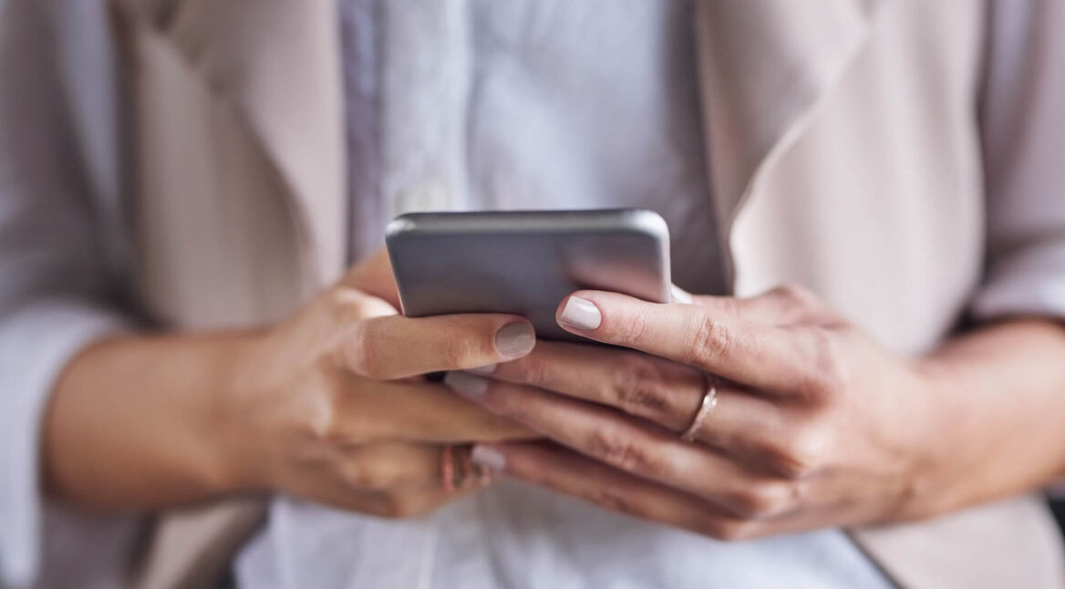 Frau passt am Smartphone in der Spark-App die Schriftart an.