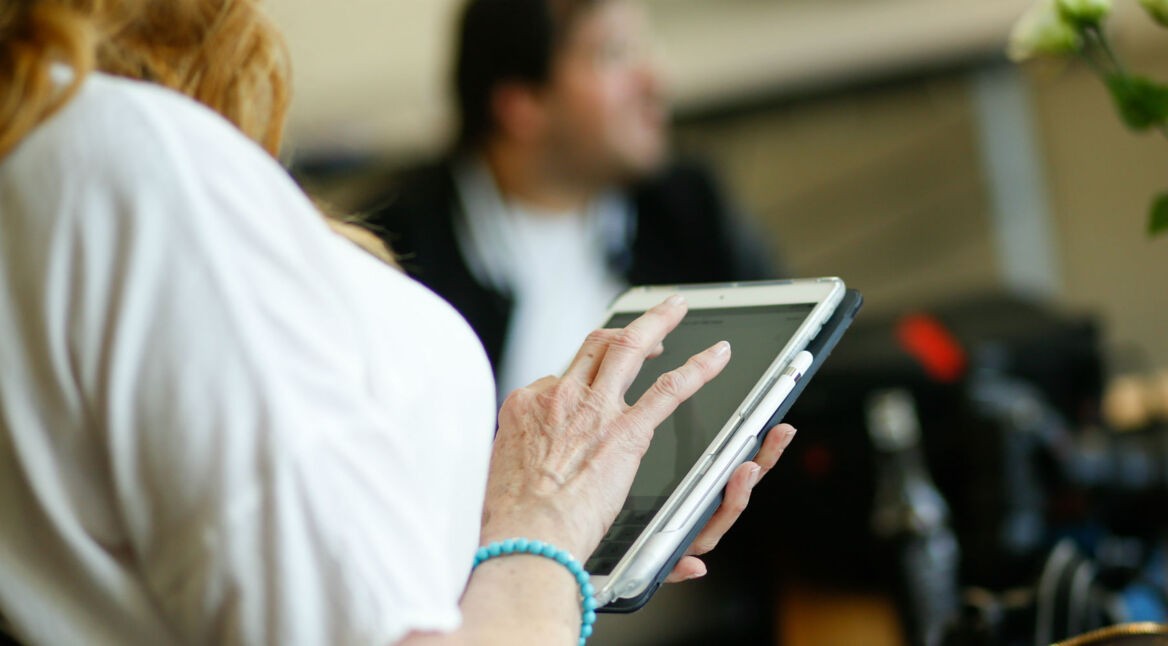 Frau nutzt iPad-Gesten.