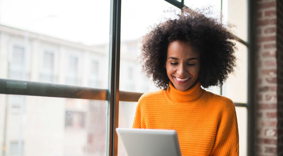 Frau verwaltet am iPad ihre Safari-Downloads.